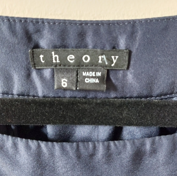 Theory silk Floral dress with slight puff sleeve. Fully lined. Size 6 - Picture 4 of 9